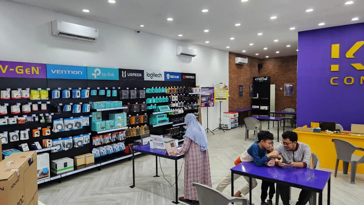 Suasana store dan customer experience KLA Computer